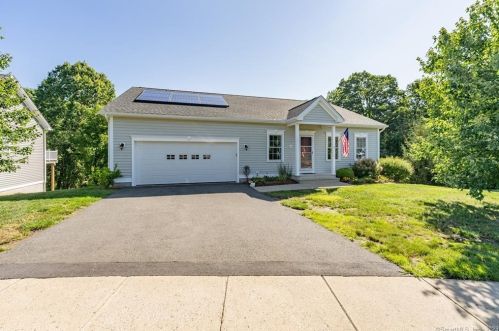 14 Chamberlain Xing, Windsor Locks, CT 06096-1331