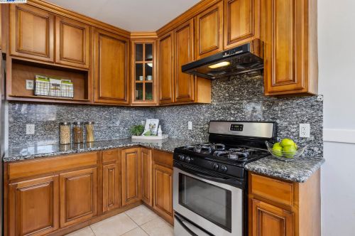 1717 D St, Hayward, CA 94541-4322