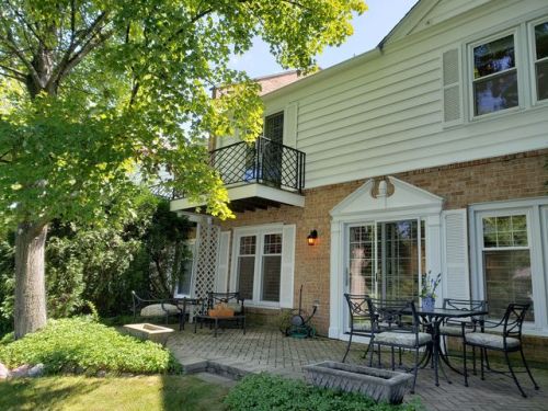 129 Rivershire Ln, Half Day, IL 60069-3804