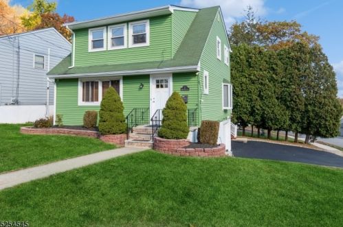 2 Green Tree Ln, Dover, NJ 07801-4420