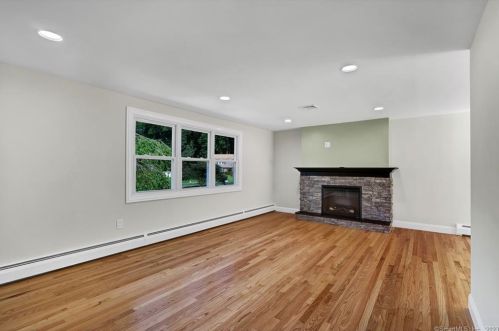 19 Mohawk Cir, Windsor CT  06095-2656 exterior