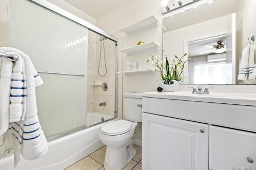 915 Mccully St, Honolulu HI  96826-2888 exterior