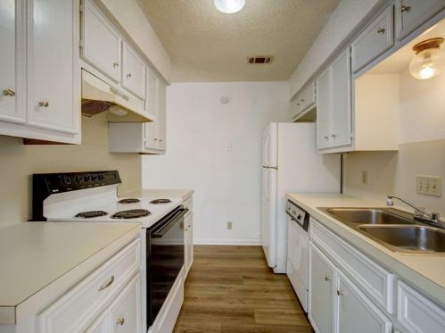 404 Dittmar Rd, Austin TX  78745-7004 exterior