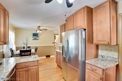 6800 Oakton Ct, Niles IL  60714-3013 exterior