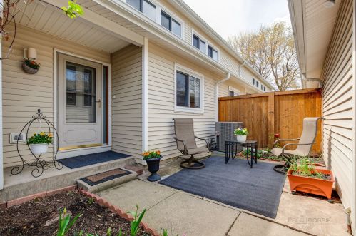 321 Dogwood Ter, Buffalo Grove, IL 60089-1818