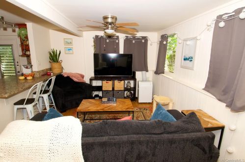 2871 Manoa Rd, Honolulu HI  96822-2120 exterior