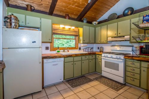 3 Upper Lakeview Dr, Madison, NH 03849-5522