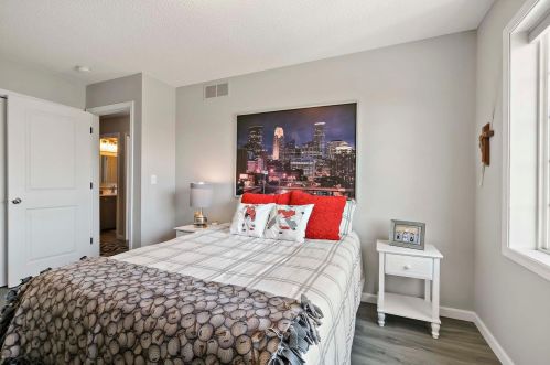 4924 Grenwich Ave, Saint Paul MN  55128-2059 exterior