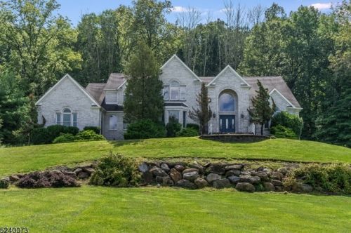 102 Lambert Dr, Sparta, NJ 07871-1140