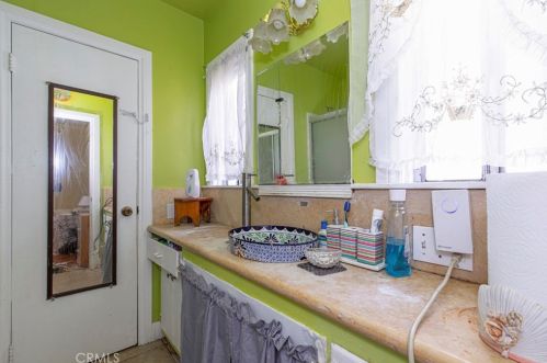 913 Maple St, Glendale CA  91205-1828 exterior