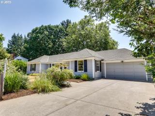8120 Maple Dr, Portland, OR 97225-2135