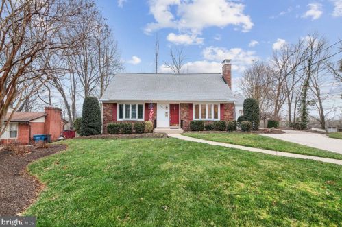 8451 Thames St, Springfield, VA 22151-1519