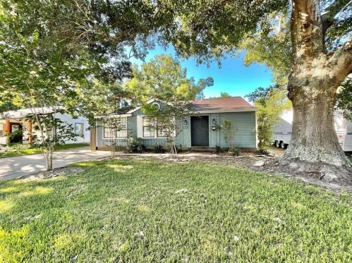 731 Kyle St, Angleton TX  77515-3404 exterior