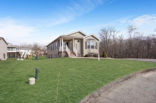 16 Sparrow Dr, Tiverton, RI 02878-5610