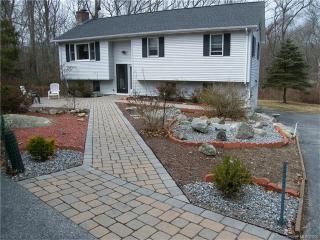 7 Sapia Dr, Niantic CT  06357-1706 exterior