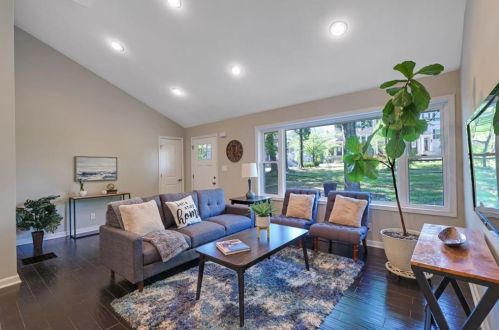 1976 Dering Cir, Atlanta GA  30345-1612 exterior