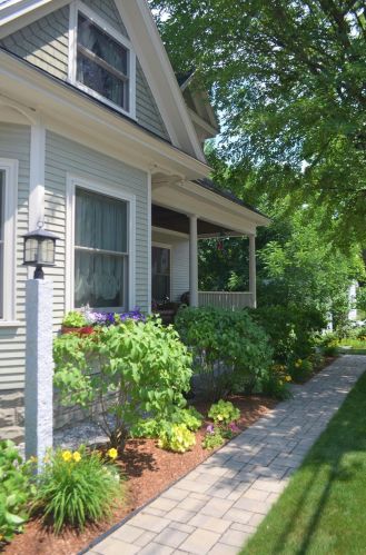 86 Maple St, Henniker, NH 03242-3505