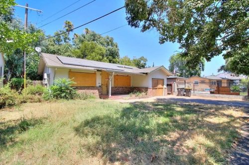 719 Oak St, Stockton, CA 95203-2705