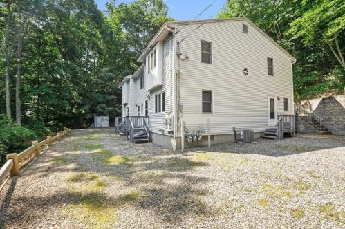 71 Roberts St, Huntington CT  06484-2342 exterior