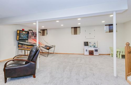 1033 Carlton Dr, Saint Paul MN  55126-8127 exterior