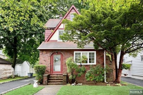 1019 Haddon Pl, Teaneck, NJ 07666-2623