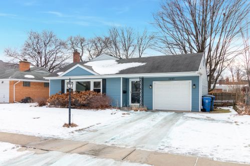 1005 Pendleton Pl, Mount Prospect, IL 60056-2950