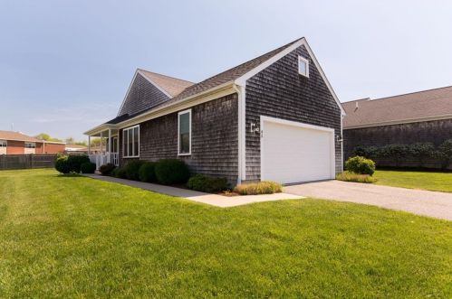 45 Bayridge Dr, Middletown, RI 02842-7431