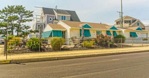 16 Las Vegas Rd, Lavallette NJ 08735-1815 exterior