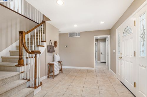 7953 Stonehurst Ct, Pleasanton, CA 94588-3651