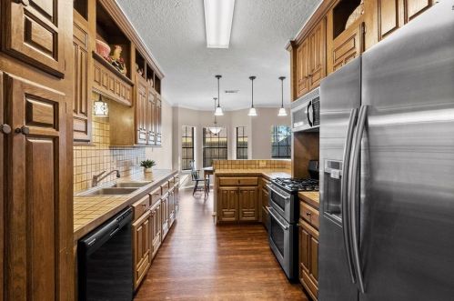 206 Deep Dl Ln, Conroe TX  77304-7208 exterior