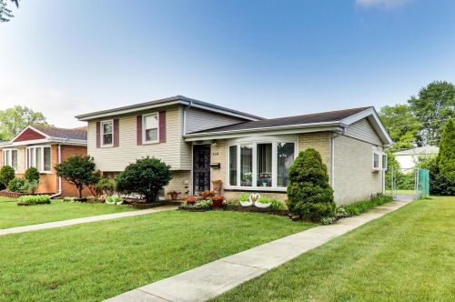 8328 Central Ave, Morton Grove, IL 60053-3417