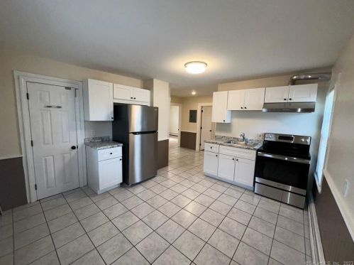 67 Cliff St, Huntington CT  06484-3005 exterior