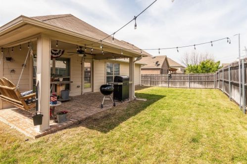 524 Crown Oaks Dr, Fort Worth TX  76131-4264 exterior