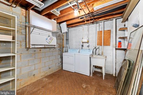 5250 Bradgen Ct, Springfield VA  22151-3505 exterior