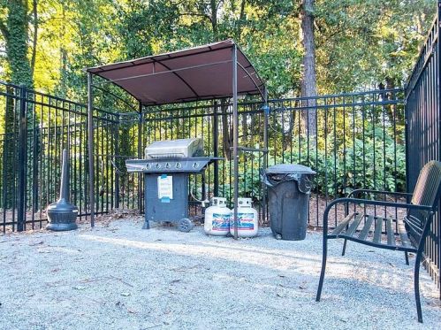 606 Country Park Dr, Smyrna GA  30080-8220 exterior