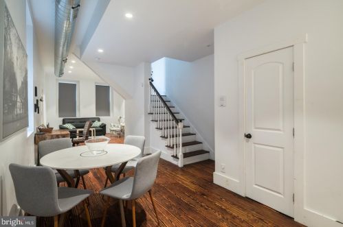 126 3rd St, Philadelphia, PA 19106-1802