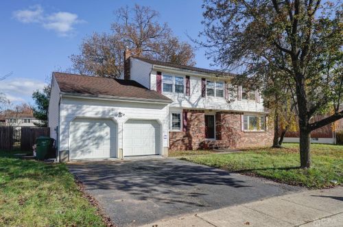 14 Traci Ln, Edison, NJ 08817-2222