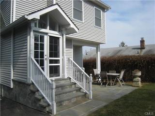 361 Greenfield St, Fairfield, CT 06825-4405
