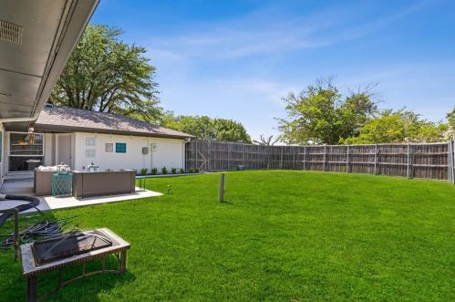 1801 Kensington Dr, Carrollton TX 75007-2463 exterior