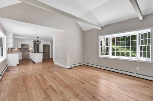 8 Captains Watch, Huntington CT  06484-5914 exterior