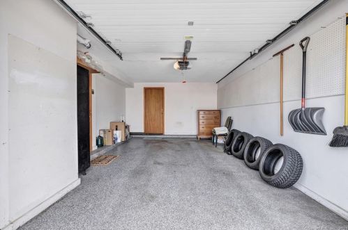 6 Commodore Cmns, Derby CT  06418-2148 exterior