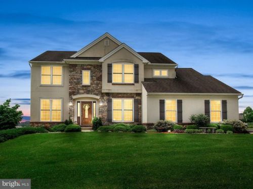 5 Andrew Dr, York, PA 17404-8641