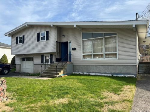 102 Holiday Hl, Waterbury, CT 06704-2143