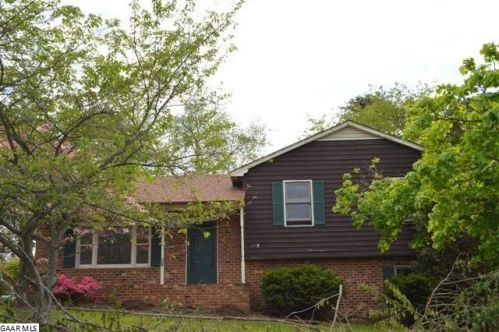 2715 Knollwood Dr, Staunton, VA 24401-1700