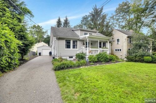 45 Ivers Rd, Allendale, NJ 07401-1537