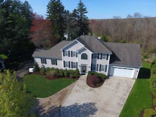 4 Bittersweet Ln, Lincoln, RI 02865-4572