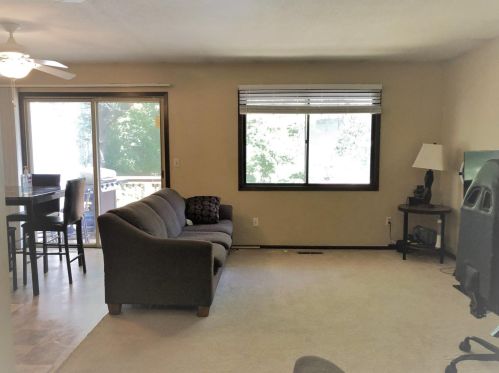 1647 Hickory Hill Dr, Saint Paul, MN 55122-2527