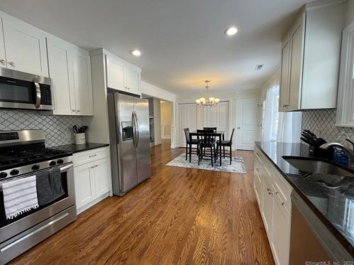 6 Little Fox Run, Huntington CT  06484-1619 exterior