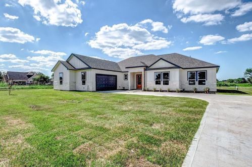 529 Longhorn Trl, Angleton, TX 77515-9010