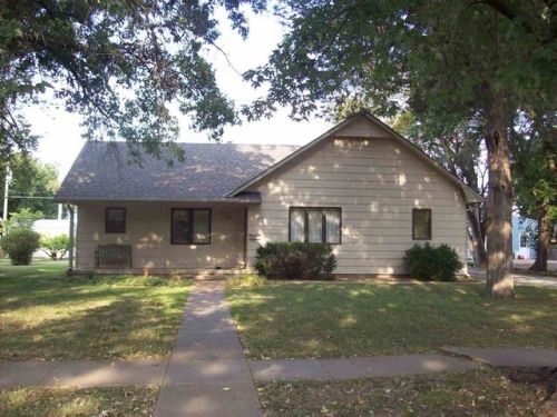 721 Chestnut St, Halstead, KS 67056-2304